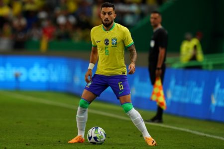 Foto colorida de Alex Telles com a camisa da Seleção Brasileira - Metrópoles