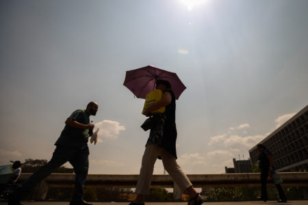 Com recordes de calor e seca, brasilienses tentam se proteger do sol Metropoles