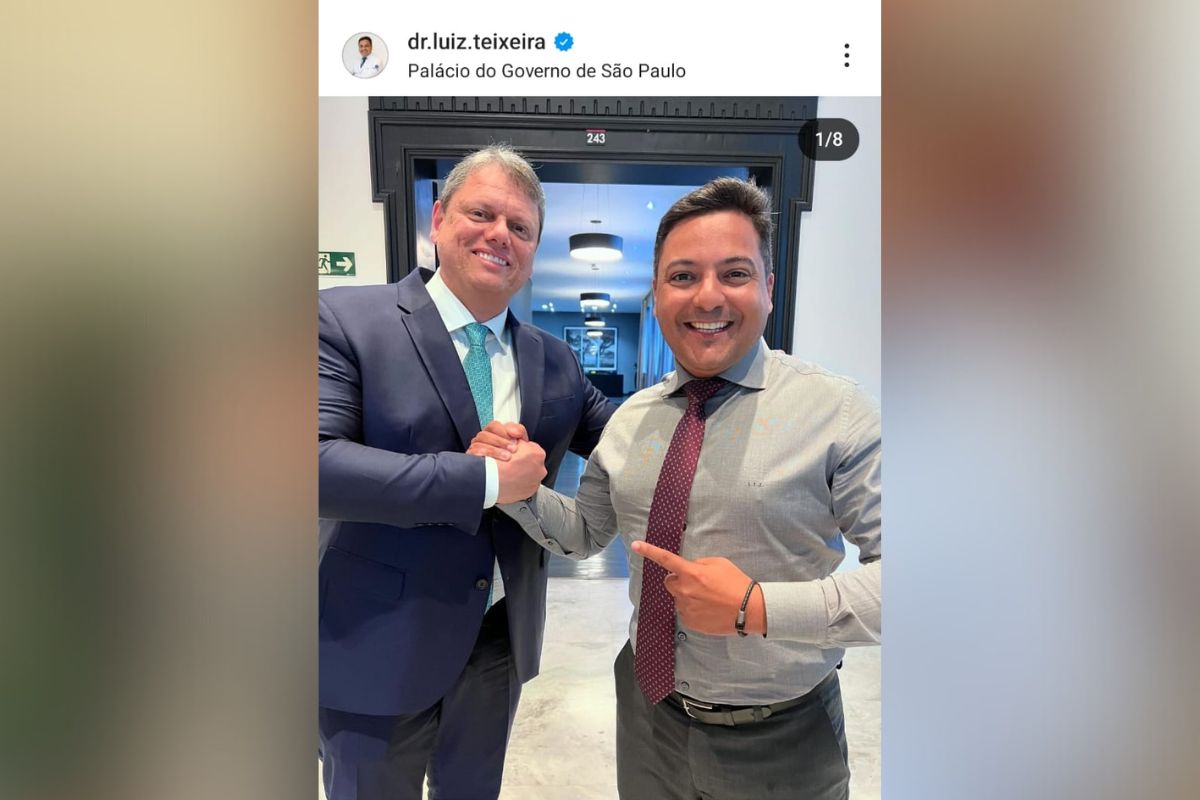 Imagem colorida mostra Tarcísio de Freitas cumprimentando o médico Luiz Teixeira - Metrópoles