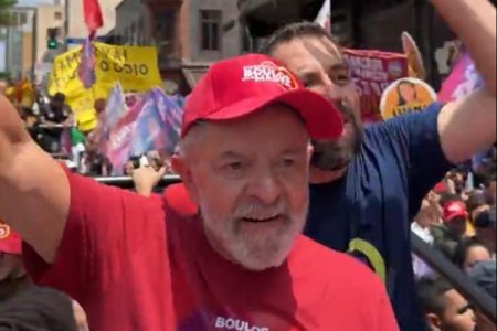 Imagem colorida de Lula de vermelho ao lado de Guilherme Boulos na Paulista, em São Paulo - Metrópoles