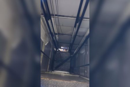 Imagem mostra elevador que despencou - Metrópoles