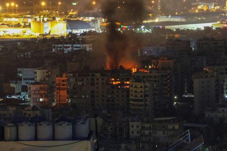 Imagem colorida de explosão em Daieh, Beirute, Líbano
