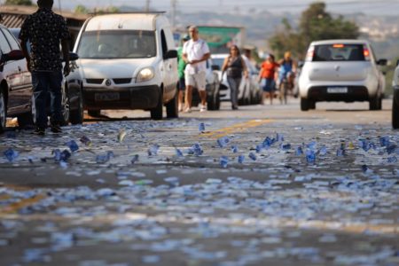 Imagem colorida de santinhos espalhados no chão durante as eleições municipais, em Águas Lindas (GO) - Metrópoles