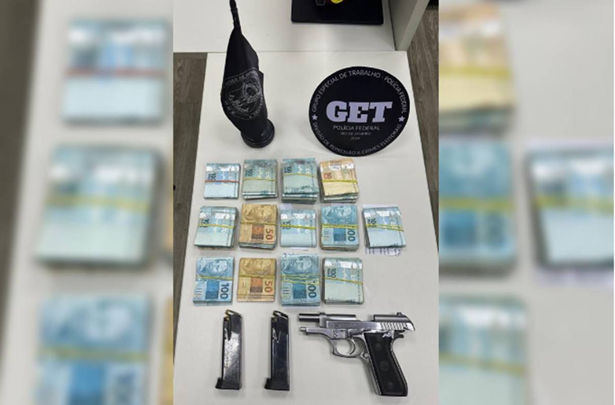 dinheiro e arma apreendidos