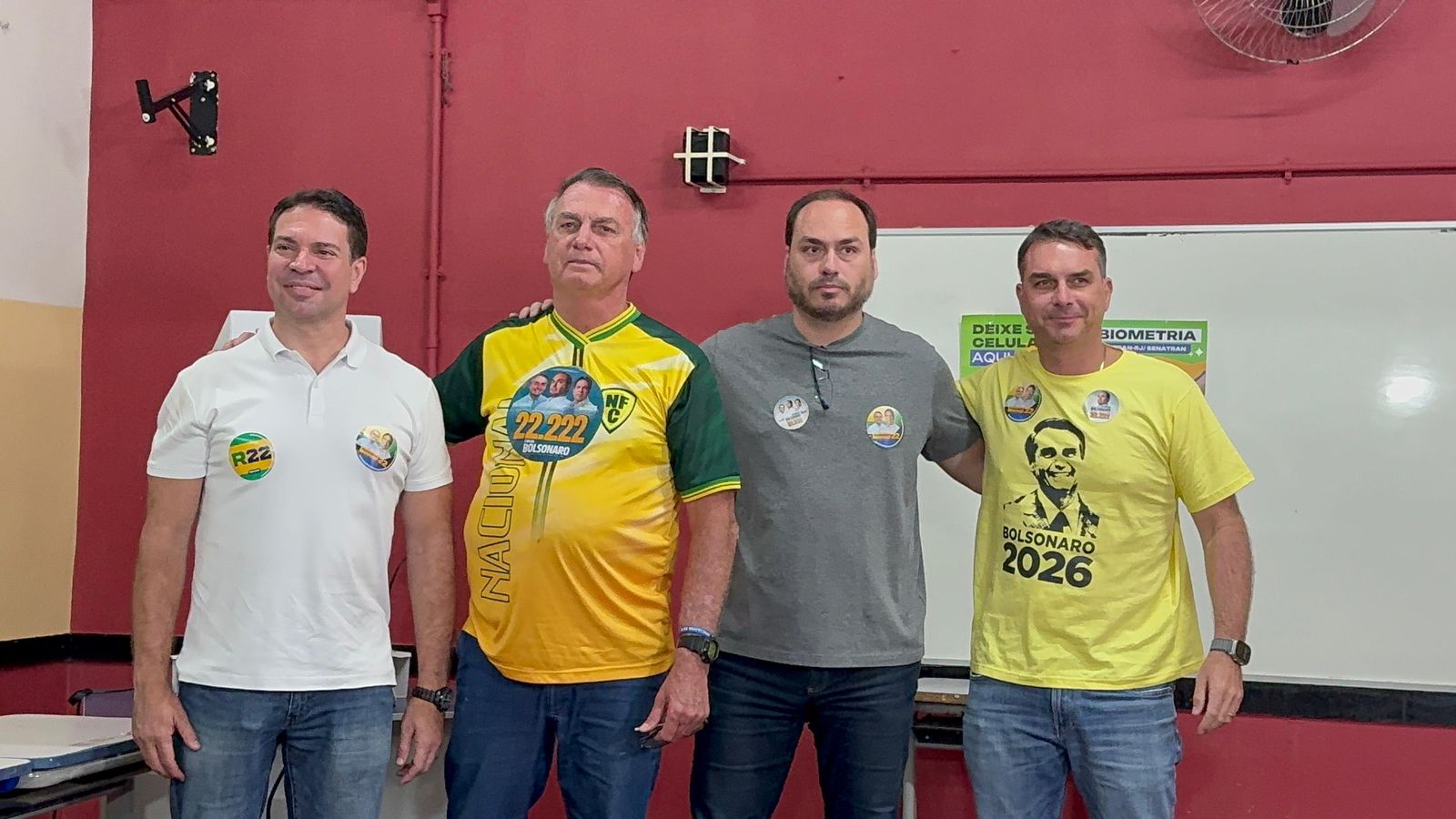 Imagem colorida do ex-presidente Jair Bolsonaro ao lado dos filhos Carlos e Flávio Bolsonaro e de Alexandre Ramagem no primeiro turno da eleição no Rio de Janeiro - Metrópoles
