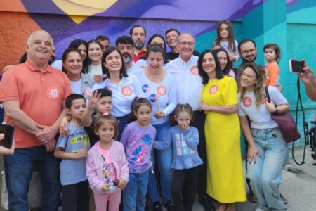 Tabata Amaral vota ao lado do vice-presidente Geraldo Alckmin