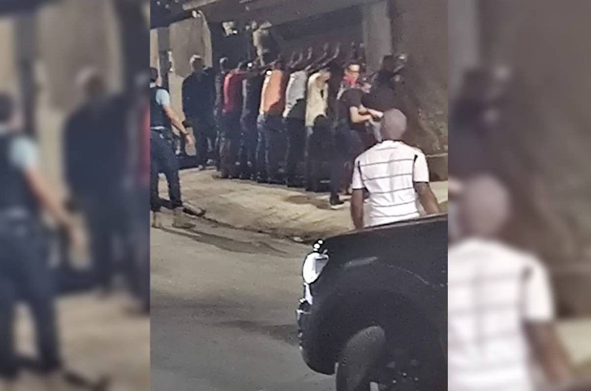 Homens encostados na parede