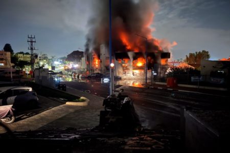 Imagem colorida de ataques feitos pelo Hamas na Faixa de Gaza - Metrópoles