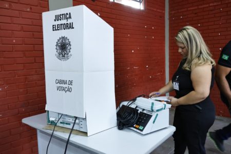 Imagem colorida de urna eletrônica
