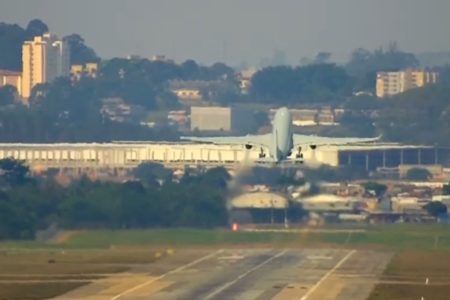Imagem colorida de Voo da FAB em ação de repatriar brasileiros no Líbano