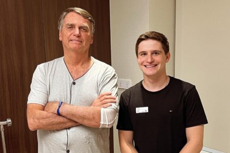 Imagem colorida de Lucas Pavanato ao lado de Jair Bolsonaro. Metrópoles