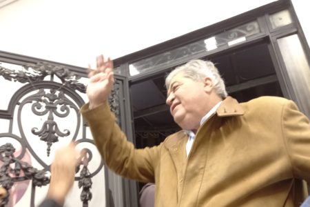 Imagem mostra José Luiz Datena, um homem com casaco marrom - Metrópoles