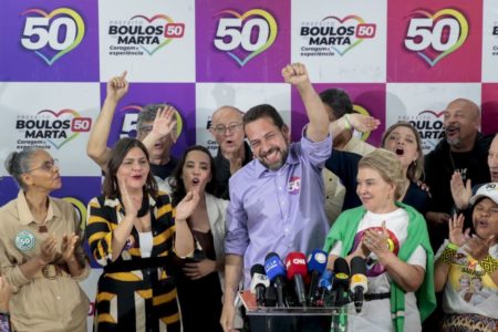 Imagem colorida mostra Guilherme Boulos ao lado de Marta Suplicy e apoiadores após o resultado do primeiro turno em São Paulo - Metrópoles