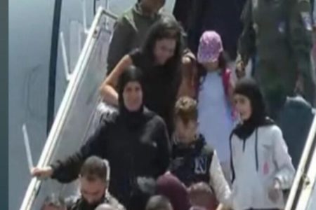 Pessoas descendo de um avião