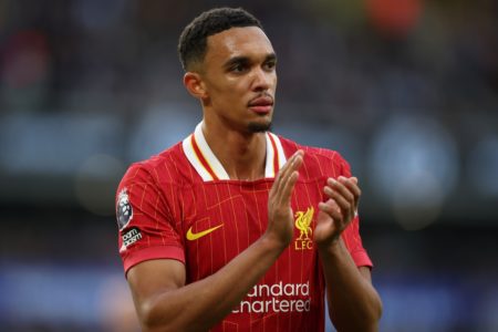 Foto colorida de Alexander-Arnold, lateral do Liverpool - Metrópoles