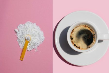 Imagem mostra do lado esquerdo um scoop com creatina derramado e do lado direito uma xícara de café, ambos em fundo rosa - Metrópoles