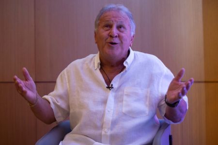 Foto colorida de Zico, ídolo do Flamengo, de camisa social branca - Metrópoles