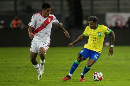 Foto colorida de Rodrygo, atacante do Brasil, em disputa de bola no duelo contra o Peru pelas Eliminatórias em 2023