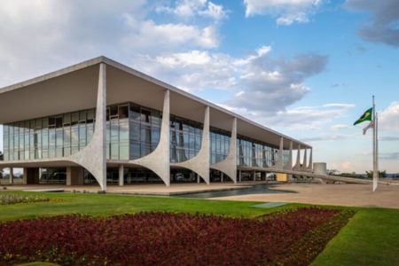 Imagem colorida do prédio do Palácio do Planalto em Brasília - Metrópoles