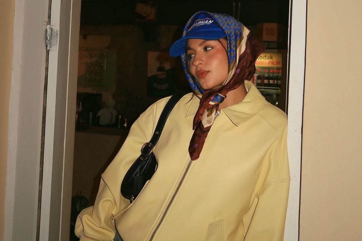 Na imagem com cor, foto de influencer com lenço compondo o look - metrópoles