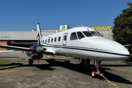 Imagem colorida de avião apreendido. Metrópoles