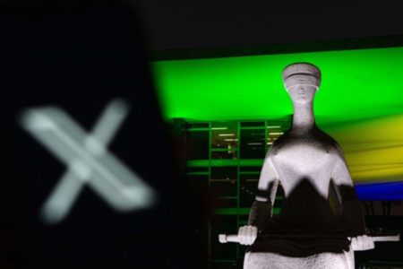 Imagem colorida da Rede X e o STF ao fundo - Metrópoles