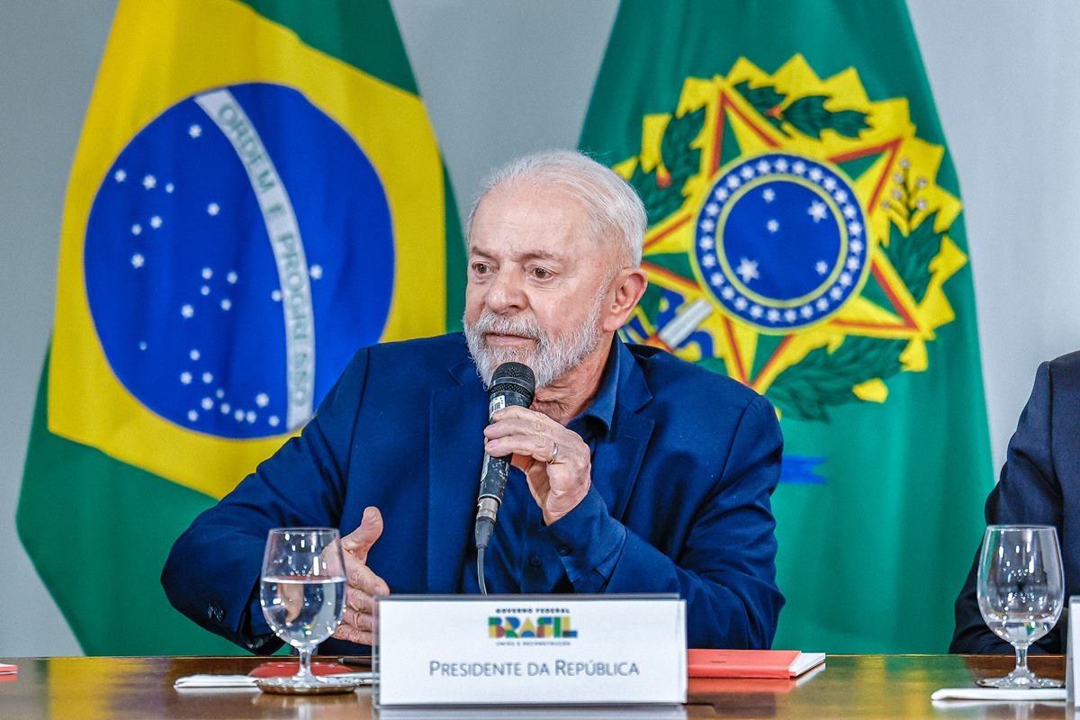 Imagem colorida do presidente Lula falando no microfone - Metrópoles