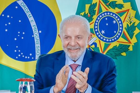 Imagem colorida do presidente Lula sorrindo e aplaudindo - Metrópoles