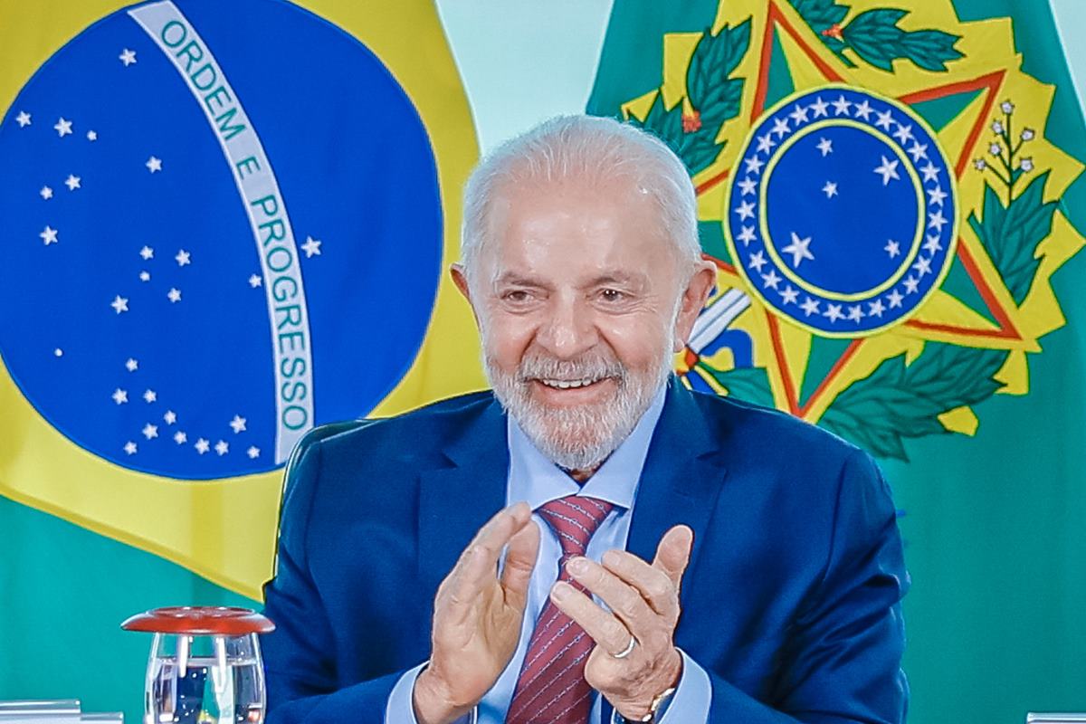 Imagem colorida do presidente Lula sorrindo e aplaudindo - Metrópoles