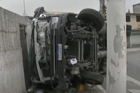 Imagem colorida de caminhão tombado. Metrópoles