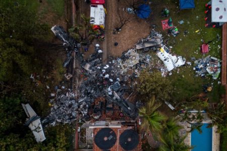 Imagem colorida de destroços de avião da VoePass que caiu em Vinhedo (SP) - Metrópoles