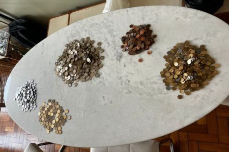 Imagem colorida de moedas - Metrópoles