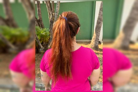 Foto de mulher ruiva de costas