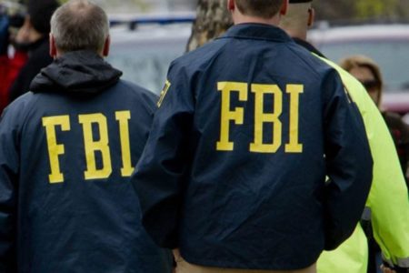 Imagem colorida de dois homens com jaqueta do FBI - Metrópoles