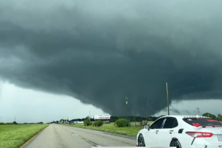 Foto colorida de tornado na Flórida - Metrópoles
