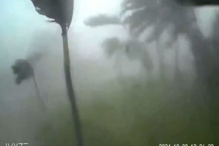 Imagem colorida, registro feito do tornado que veio antes do furacão Milton - Metrópoles