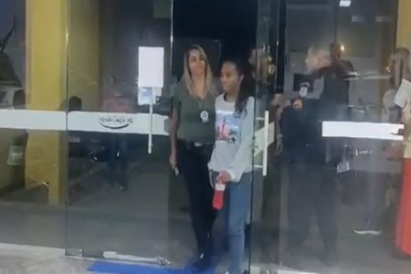 Mulher sendo presa