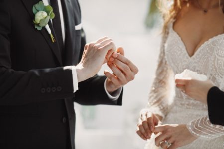 Foto colorida de um casamento - Metrópoles