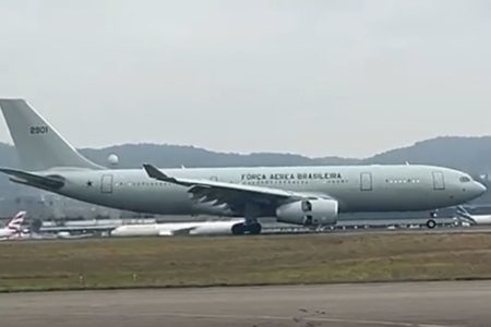 Terceiro voo da operação Raízes de Cedro trouxe 218 passageiros, sendo 11 crianças. Avião pousou em Guarulhos na manhã desta quinta - Metrópoles