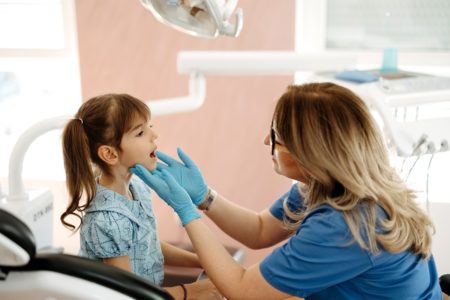 Uma garota no dentista para um exame