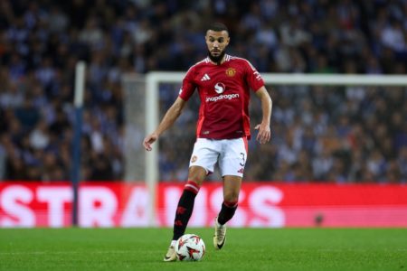 Foto colorida de Noussair Mazraoui, do Manchester United, em partida contra o Porto - Metrópoles