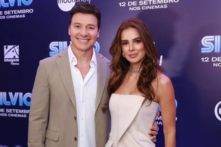 foto colorida de Rodrigo Faro, de camisa branca e terno marrom, e Vera Viel, de vestido bege, posando abraçados - metrópoles