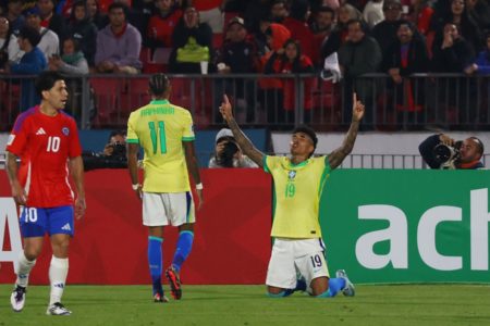 Imagem colorida de Igor Jesus comemorando gol - Metrópoles