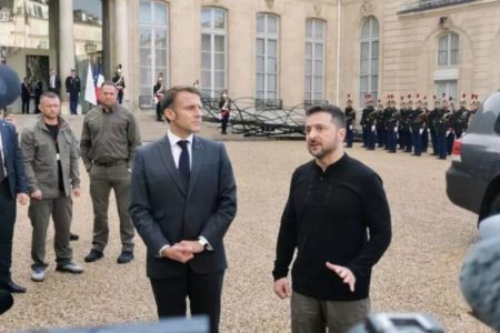 imagem colorida zelensky em paris