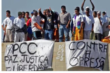 Homens em cima de laje de presídio - Metrópoles