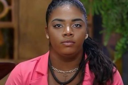 Raquel Brito posa de blusa rosa ainda dentro de A Fazenda 16 - Metrópoles