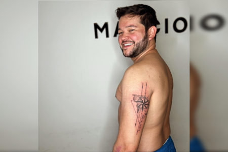 Imagem colorida, homem sem camisa - Metrópoles