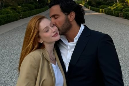 Marina Ruy Barbosa recebe um beijinho do noivo, Abdul Fares - Metrópoles