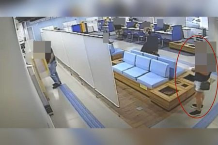Imagem colorida de pessoas dentro de um agencia bancaria - Metrópoles