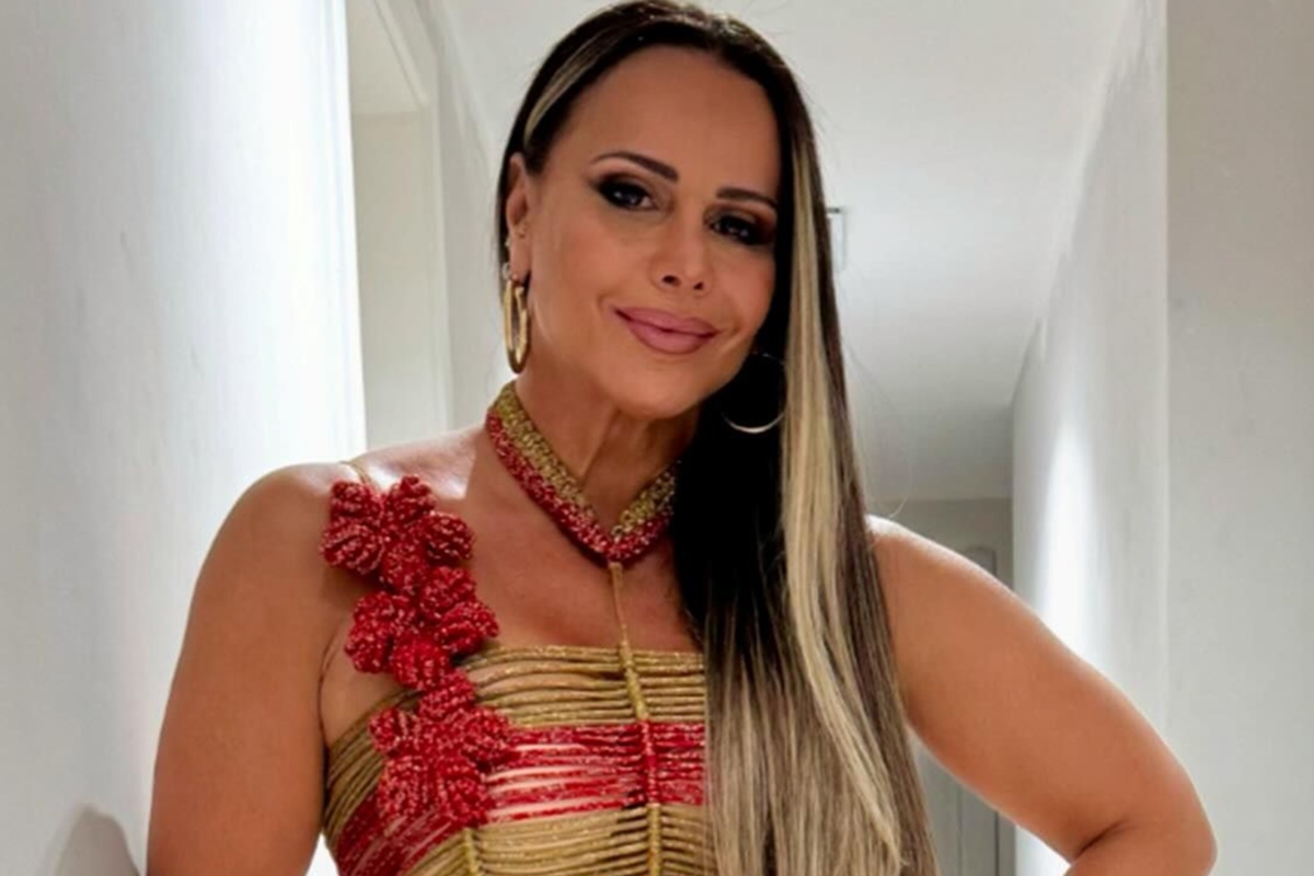 Viviane Araújo posa com um vestido em tons de vermelho e dourado - Metrópoles